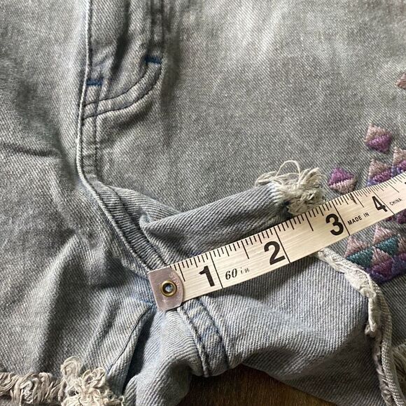 Free People charcoal wash gray denim jean fray shorts embroider Sz 27 - Picture 7 of 8